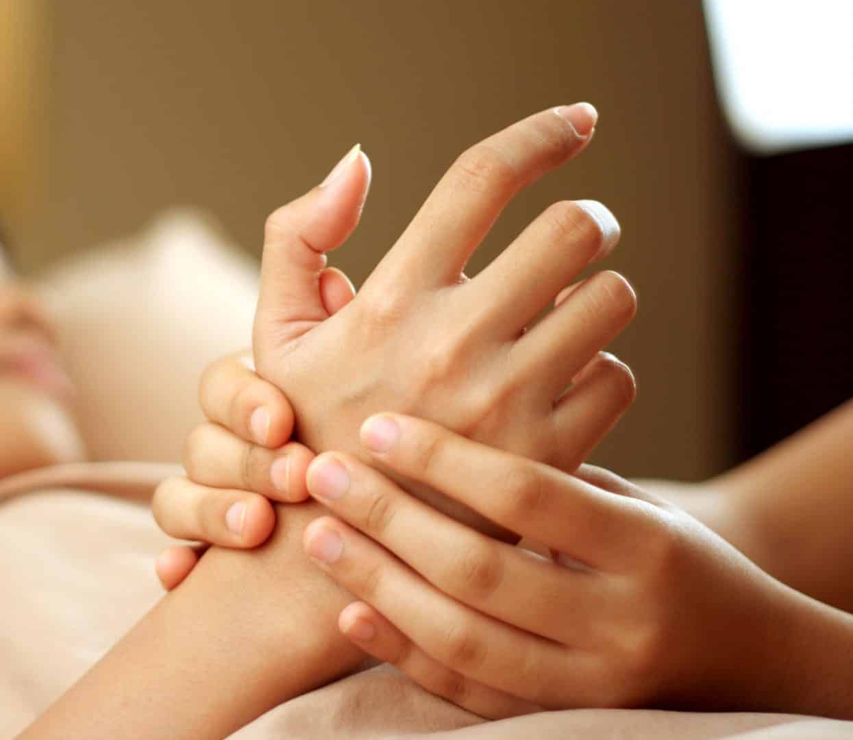 5 techniques de massage des mains à connaître