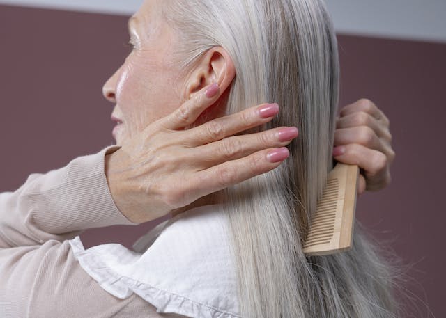 La révolution des cheveux gris, embrasser et soigner ses cheveux naturels